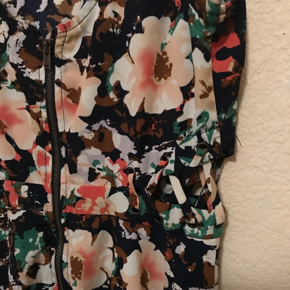 Floral Dress with cut-outs - Picture 4 of 5